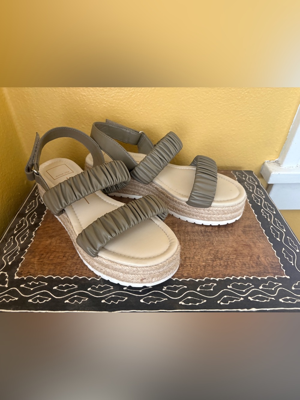 NEW Women’s Dolce Vita Olive Ruched Strap Platform Sandals - size 7